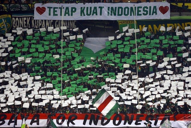 Dukungan Bonekl di Stadion GBT ternyata membuat skuad Persebaya menjadi tegang. - Image