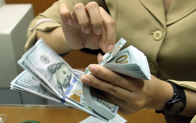 Ilustrasi penukaran uang di sebuah money changer - Image