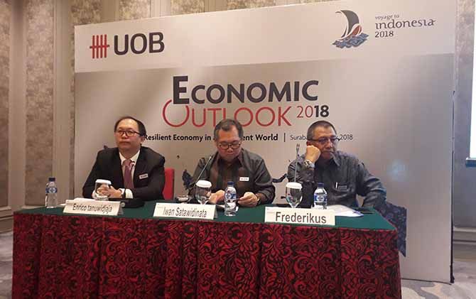 Ekonom UOB Indonesia Enrico Tanuwidjaja (kiri) dalam sebuah acara di Hotel Sheraton, Surabaya, Kamis (26/7). - Image