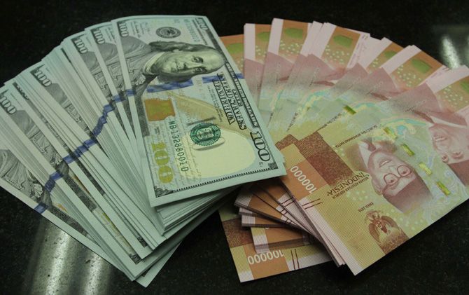 Ilustrasi mata uang Rupiah dan Dollar AS - Image