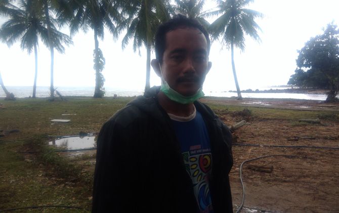 Didi (50), Keluarga korban tsunami di Tanjung Lesung Resort, Pandeglang, Banten, Senin (24/12) - Image