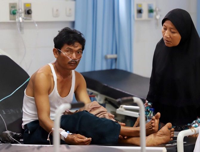 Seorang nelayan, Carmudi, 40, yang selamat dari peristiwa tsunami Selat Sunda ditemani kakaknya Wasni (42) di RSU Berkah Pandeglang, Minggu (24/12). - Image
