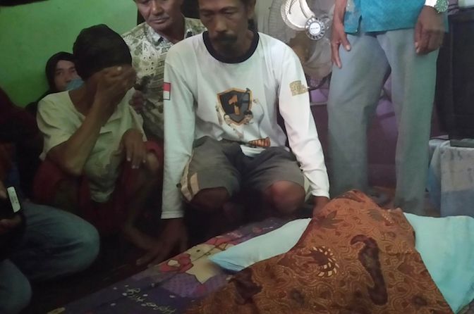 Jenazah Putri Aisyah yang masih berumur setahun 4 bulan saat dibaringkan di kediaman Hamisah sang ibu. - Image
