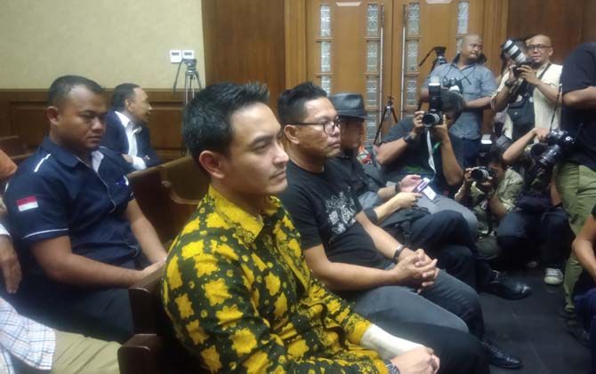 Zumi Zola saat akan menjalani sidang perdana - Image