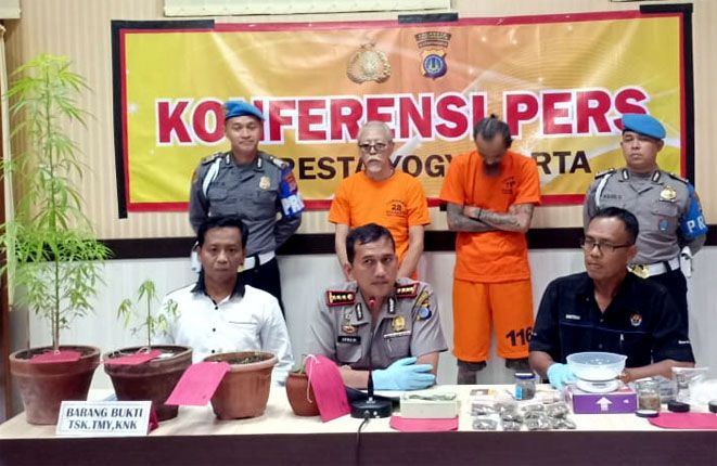 KASUS NARKOTIKA: Kedua pelaku, seniman lukis dan WNA Asing ditangkap Polresta Jogjakarta karena menyalahgunakan ganja. - Image