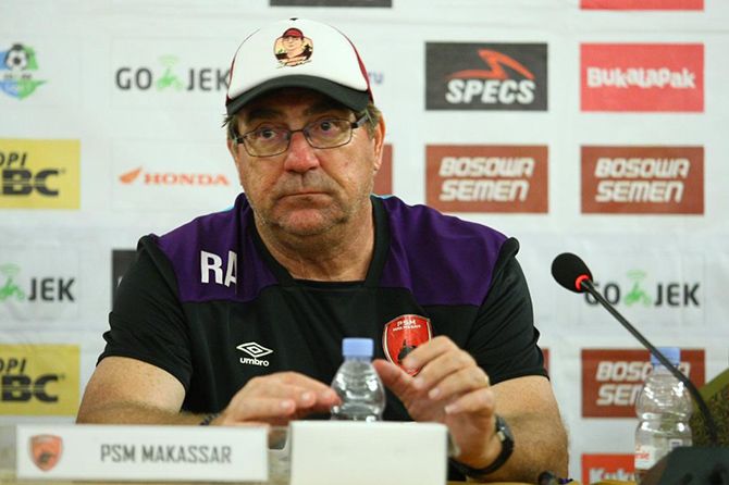 Pelatih PSM, Robert Alberts mulai menakar kekuatan Bali United saat ini. - Image