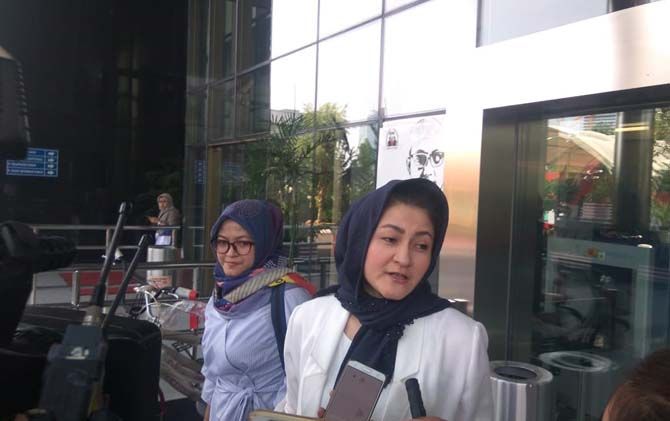 Istri Setya Novanto, Deisti Astriani Tagor, usai berkoordinasi dengan Unit Pelacakan Aset, Pengelolaan Barang Bukti, dan Eksekusi (Labuksi) KPK, Selasa (18/9) - Image