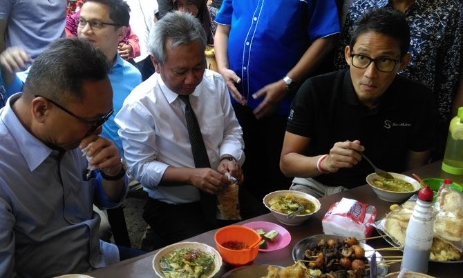 MAKAN SOTO: Calon Wakil Presiden (Cawapres) nomor urut 02, Sandiaga Uno bersama ketua MPR, Zulkifli Hasan sarapan soto di Solo. - Image