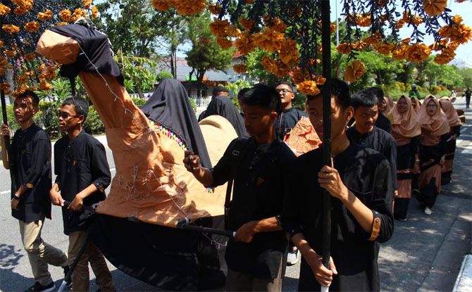Siswa MAN 2 Pekanbaru, adakan pawai sambut tahun baru Islam. Pawai diadakan di sepanjang Jalan Diponegoro Pekanbaru, Riau, Senin (10/9). - Image