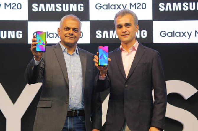 Momen peluncuran perdana Samsung Galaxy M10 dan M20 di India. - Image
