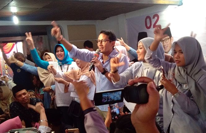 Calon Wakil Presiden Sandiaga Salahudin Uno saat memimpin Deklarasi Aliansi Emak-emak Militan Jawa Tengah di markas pemenangan Jalan Pamularsih, Kota Semarang, Rabu (24/10). - Image