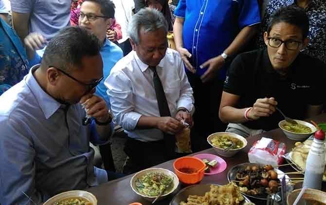 MAKAN SOTO: Cawapres nomor urut 2 Sandiaga Uno bersama Ketua Umum PAN Zulkifli Hasan sarapan soto di Solo, Sabtu (22/9). - Image