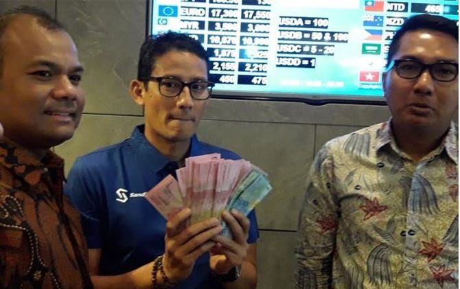 Bakal calon wakil presiden (cawapres) Sandiaga Uno saat menukarkan mata uang dolar dengan rupiah di sebuha pusat perbelanjaan di Jakarta Selatan, Kamis (6/9) - Image