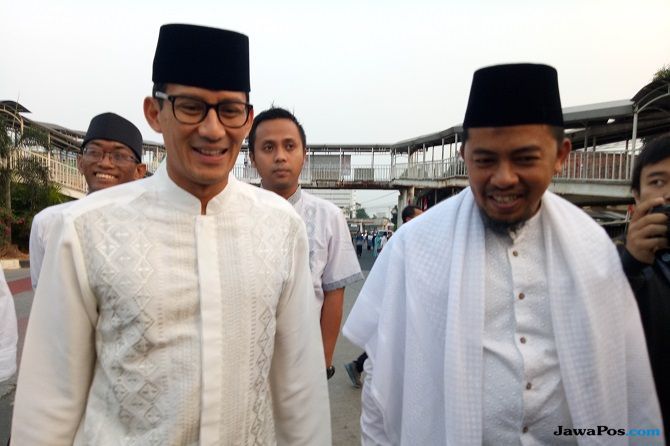 Bakal calon wakil presiden (cawapres) Sandiaga S Uno saat menunaikan Salat Idul Adha di Jakarta, Rabu (22/8). - Image