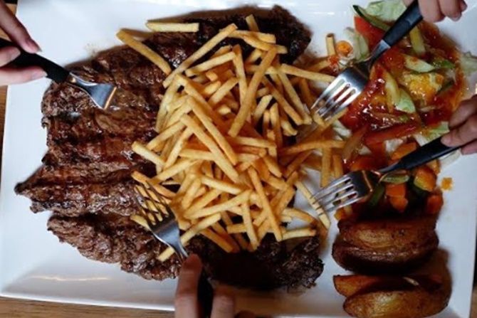 Menu steak ukuran besar hingga 2 kilogram di resto Karnivor. - Image