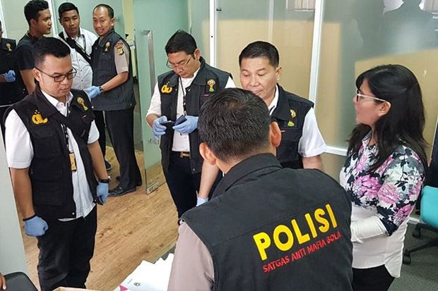 Satgas Antimafia Sepak Bola melakukan penggeledahan di Kantos PSSI, Rabu (30/1). (Miftahulhayat/ Jawa Pos) - Image