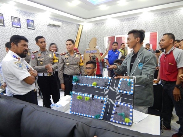 Para peserta lomba saling menunjukkan kreatifitasnya kepada para juri. - Image