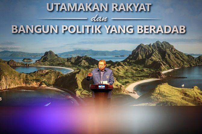Ketua Umum Partai Demokrat Susilo Bambang Yudhoyono menyampaikan pidato politiknya dalam Ulang Tahun Partai Demokrat ke-17 di Djakarta Theatre XXI, Jakarta, Senin (17/9). Pidato SBY mengangkat tema - Image