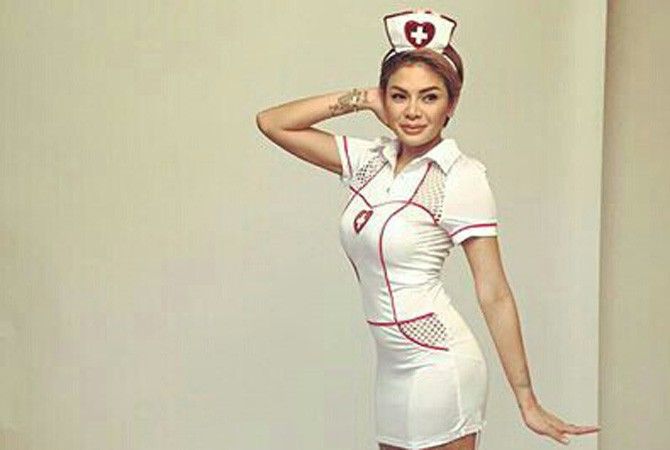 Nikita Mirzani kembali menuai kontroversi dengan memutuskan memakai hijab. - Image