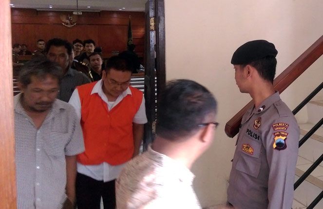 SIDANG: Terdakwa kasus dugaan pembunuhan, Iwan Adranacus keluar ruang sidang Pengadilan Negeri (PN) Solo, Kamis (8/11). - Image