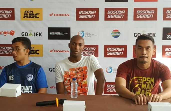 Sandro (tengah) mengakui sempat mendapat tawaran dari Persebaya dan Arema FC sebelum akhirnya memilih PSM - Image