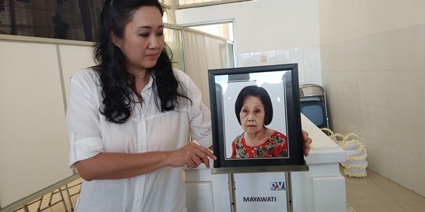 Maria Hamdani saat berada di samping peti jenazah Mayawati salah satu korban bom bunuh diri di Gereja Katolik Santa Maria Tak Bercela di Ngagel, Surabaya. - Image