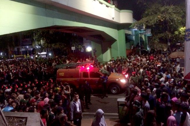 EVAKUASI: Petugas mengevakuasi sejumlah orang yang jatuh dari atas viaduk rel Jalan Pahlawan saat Surabaya Membara, Jumat (9/11) malam. - Image