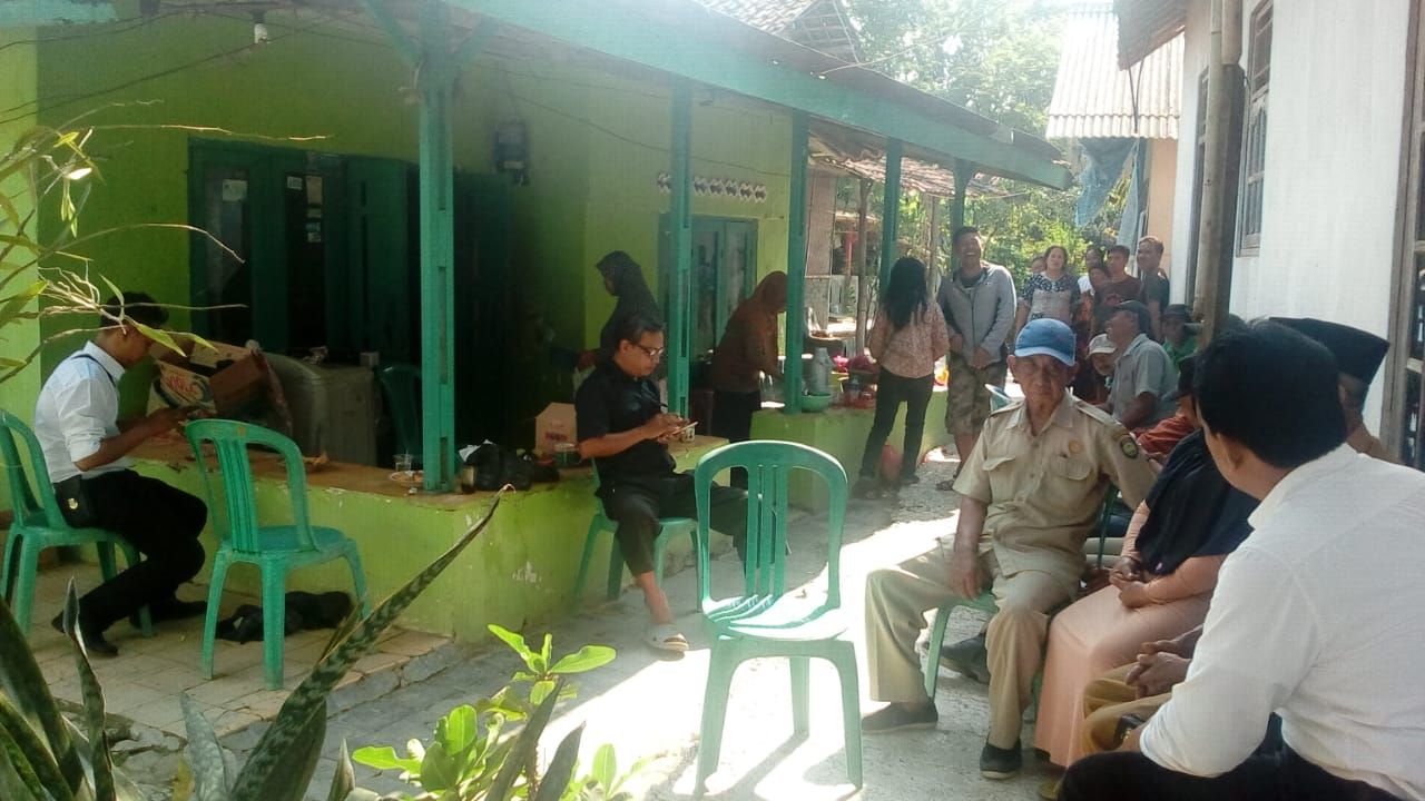 Suasana rumah duka di Kecamatan Jatibarang Indramayu - Image