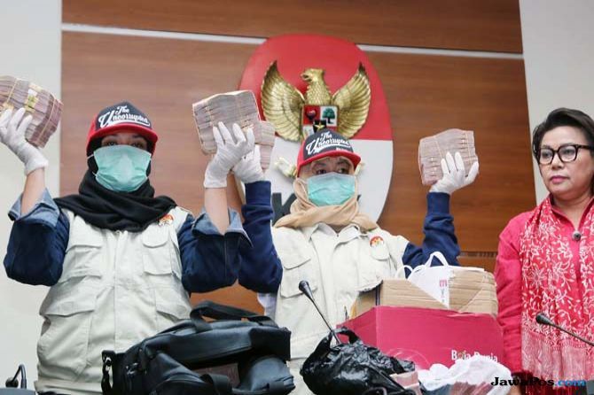 Penyidik KPK memperlihatkan barang bukti uang suap hasil operasi tangkap tangan (OTT) Bupati Cianjur, Rabu (12/12) - Image