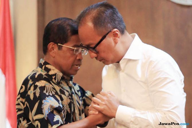 Agus Gumiwang Kartasasmita dan Idrus Marham melangsungkan upacara serah terima jabatan Menteri Sosial di Kemensos, Salemba, Jakarta Pusat, Jumat (24/8) malam. - Image