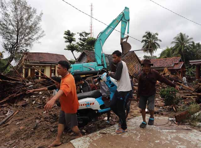 Sejumlah relawan mengevakuasi sejumlah barang-barang korban tsunami di Pandeglang, Banten, akhir pekan kemarin. - Image