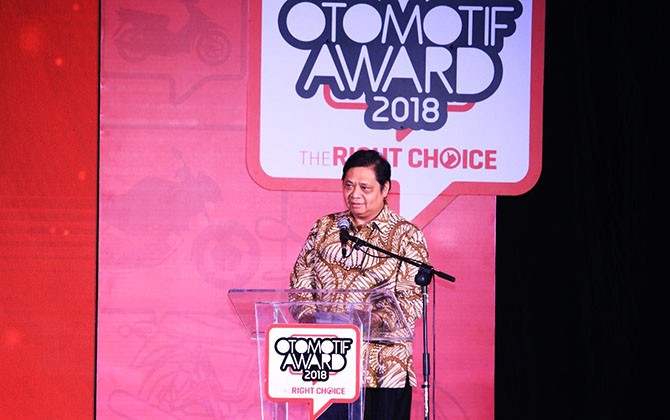 Menteri Perindustrian Airlangga Hartarto, di acara Otomotif Award 2018, Jakarta, Rabu (28/3). - Image