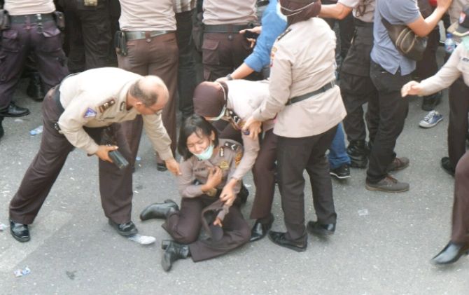 Sejumlah mahasiswa dan polwan mengalami luka-luka karena terlibat aksi saling dorong saat aksi demonstrasi Hari Tani ke-58 di depan DPRD Riau, Senin (24/9) sore. - Image