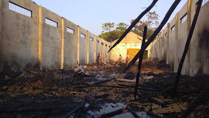 KEBAKARAN: Puing-puing kayu dan rotan sisa kebakaran di CV Basket, Tegal Sari, Kecamatan Plered, Kabupaten Cirebon, Kamis (19/7). - Image