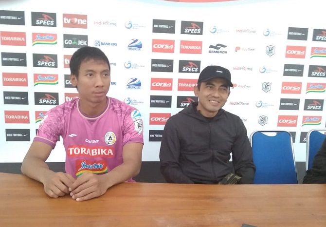 Pelatih Kepala PSS, Seto Nurdiyantara (jaket hitam) akui kondisi pemainnya sempat drop. - Image