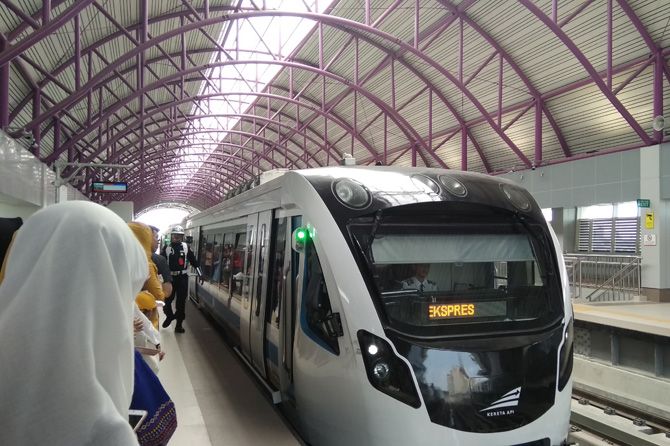 Kondisi di dalam stasiun dan kereta LRT Palembang - Image