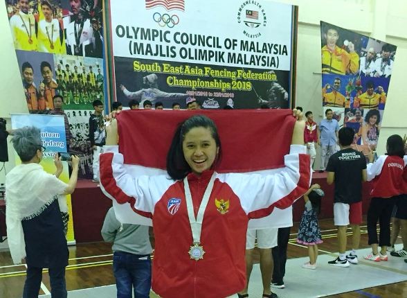Dinda Maulidya saat meraih medali perak pada ajang South East Asia Fencing Federation Championship 2018 - Image