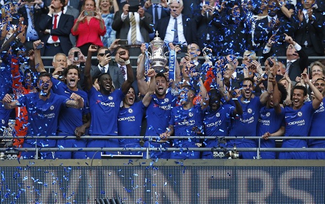 Skuad Chelsea merayakan trofi Piala FA usai mengalahkan Manchester United di Stadion Wembley. - Image