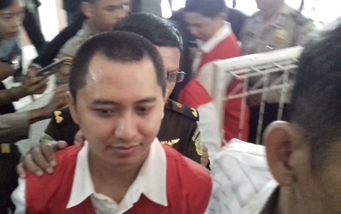 Direktur Utama First Travel Andika Surachman, saat akan memasuki ruang sidang PN. Depok, Jabar, Senin (19/2) - Image