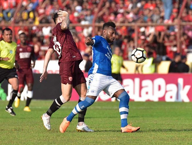 Persib Bandung kembali gagal meraih poin dalam dua laga beruntun. - Image