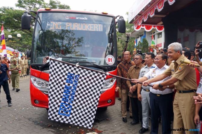 ILUSTRASI: Gubernur Jawa Tengah Ganjar Pranowo saat memimpin peluncuran BRT Trans Jateng rute Purwokerto-Purbalingga di Terminal Bulu Pitu Purwokerto, beberapa waktu lalu. - Image