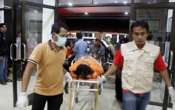 Petugas membawa korban luka kecelakaan bus di Tanjakan Emen, Subang, Jabar - Image