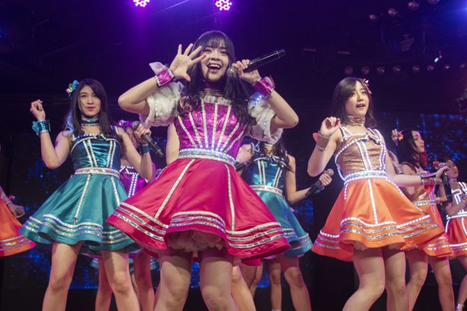 Cindy Yuvia (tengah) bersama member JKT48 lainnya saat menyanyikan single ke-20 yang berjudul High Tension, Rabu (30/1) - Image