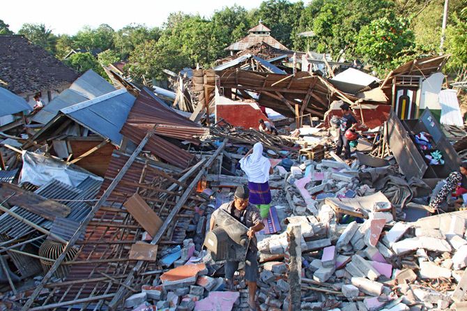 Warga Lombok ketika diguncang gempa pada Agustus 2018 lalu. Mereka berupaya mengevakuasi barang-barang yang masih bisa diselamatkan. - Image
