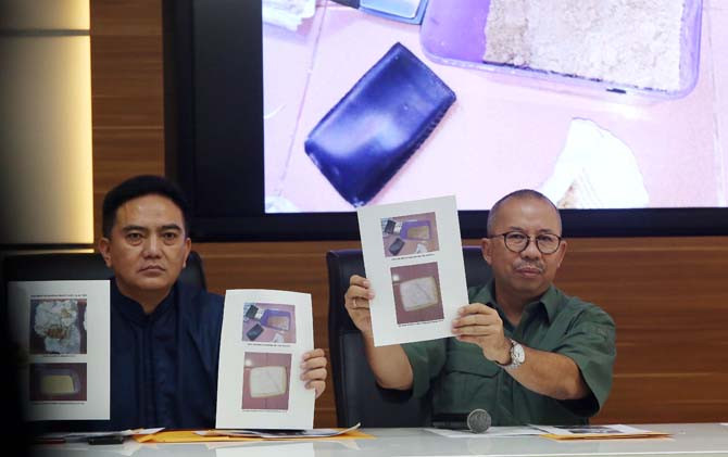 Kadiv Humas Mabes Polri Irjen Setyo Wasisto didampingi Karopenmas Brigjen M Iqbal. - Image