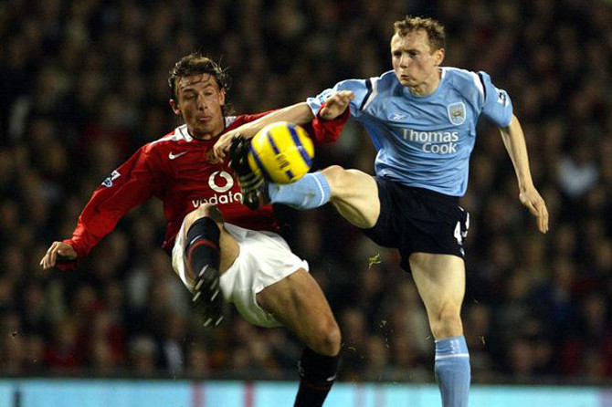 Willo Flood (kanan) saat memperkuat Man City. Dia menjalani tes medis bersama Bali United - Image