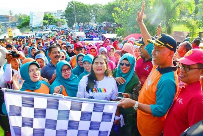 Wali Kota Padang Mahyeldi Ansharullah saat meresmikan jalan Nipah-Teluk Bayur Padang sekaligus menggelar jalan sehat perdana - Image