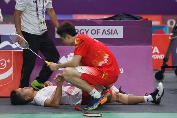 Tunggal putra Tiongkok, Shi Yuqi memberi semangat kepada Anthony Sinisuka Ginting yang mengalami cedera di tengah pertandingan - Image