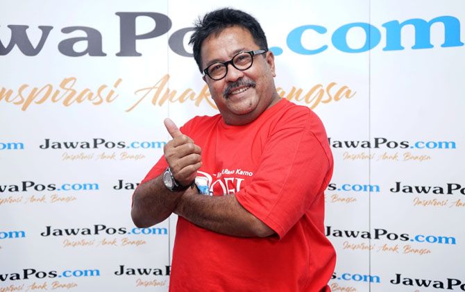 Rano Karno selaku sutradara, penulis skenario, sekaligu pemeran utama Si Doel The Movie. - Image