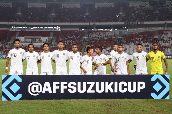 Para pemain Timor Leste menggemari pertandinga liga Indonesia. - Image